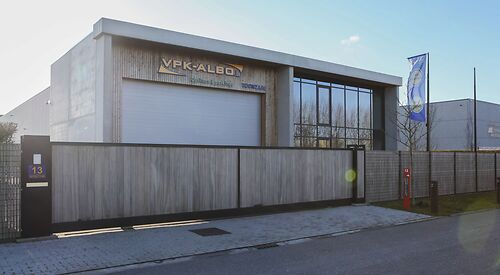 Toonzalen, Winkels & Garages 13
