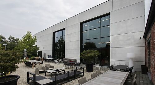 Toonzalen, Winkels & Garages 25