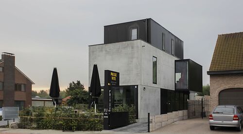 Toonzalen, Winkels & Garages 32